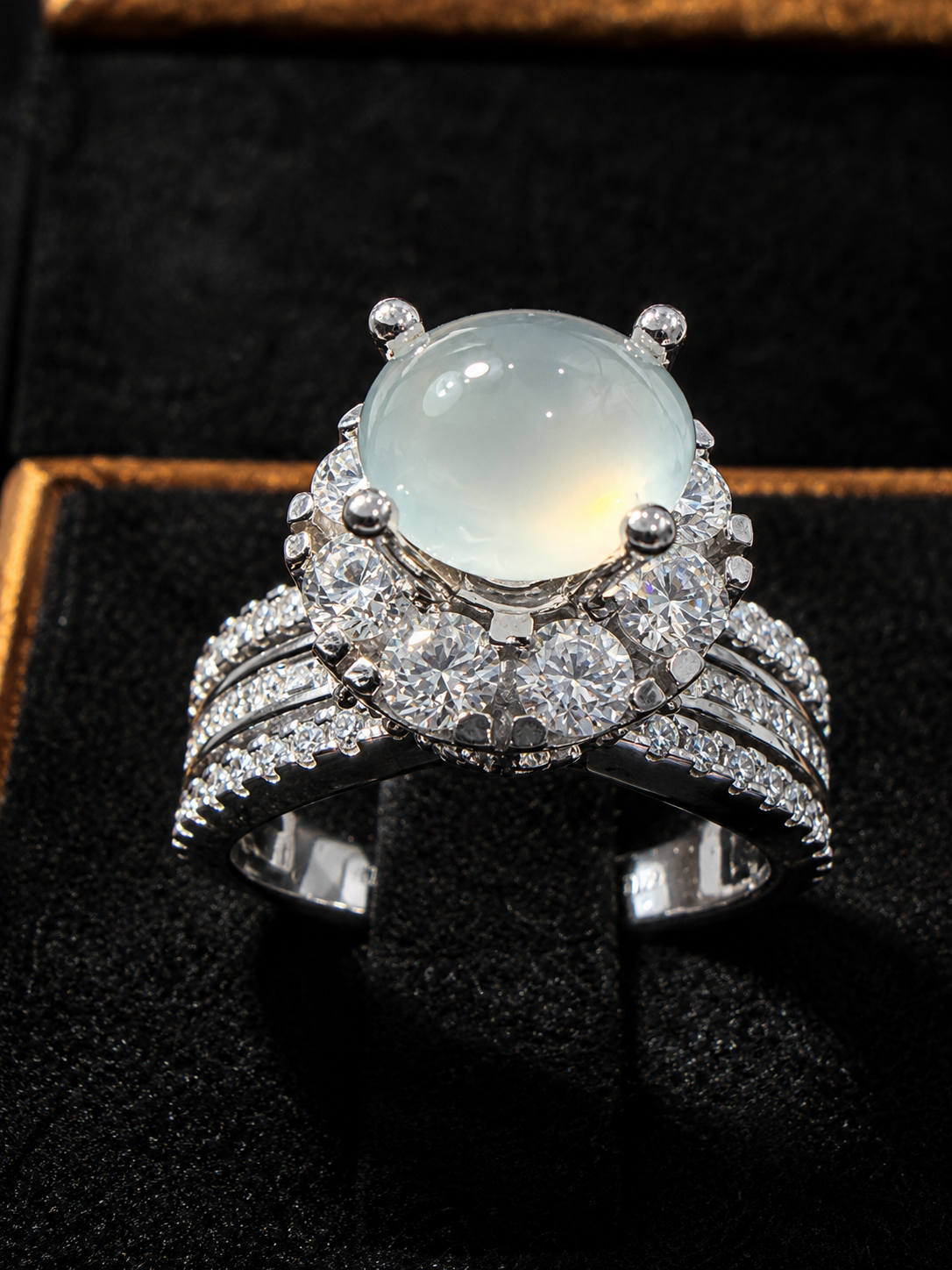 Nhẫn phỉ thúy Jadeite cabochon xanh băng thiên nhiên thiết kế halo đính đá nhiều tầng sang trọng.