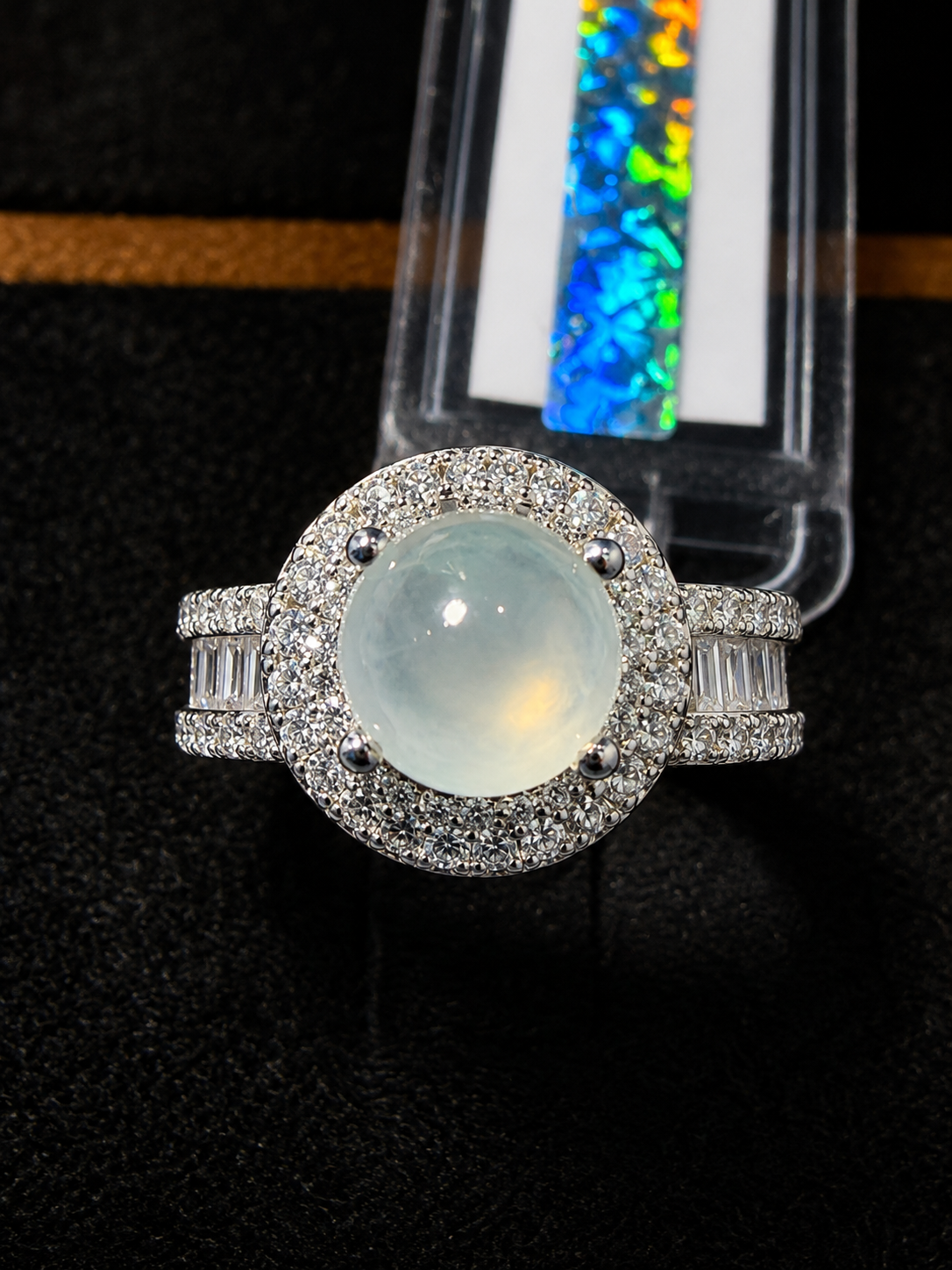 Nhẫn phỉ thúy Jadeite cabochon xanh băng thiên nhiên thiết kế halo kép đính đá baguette sang trọng.